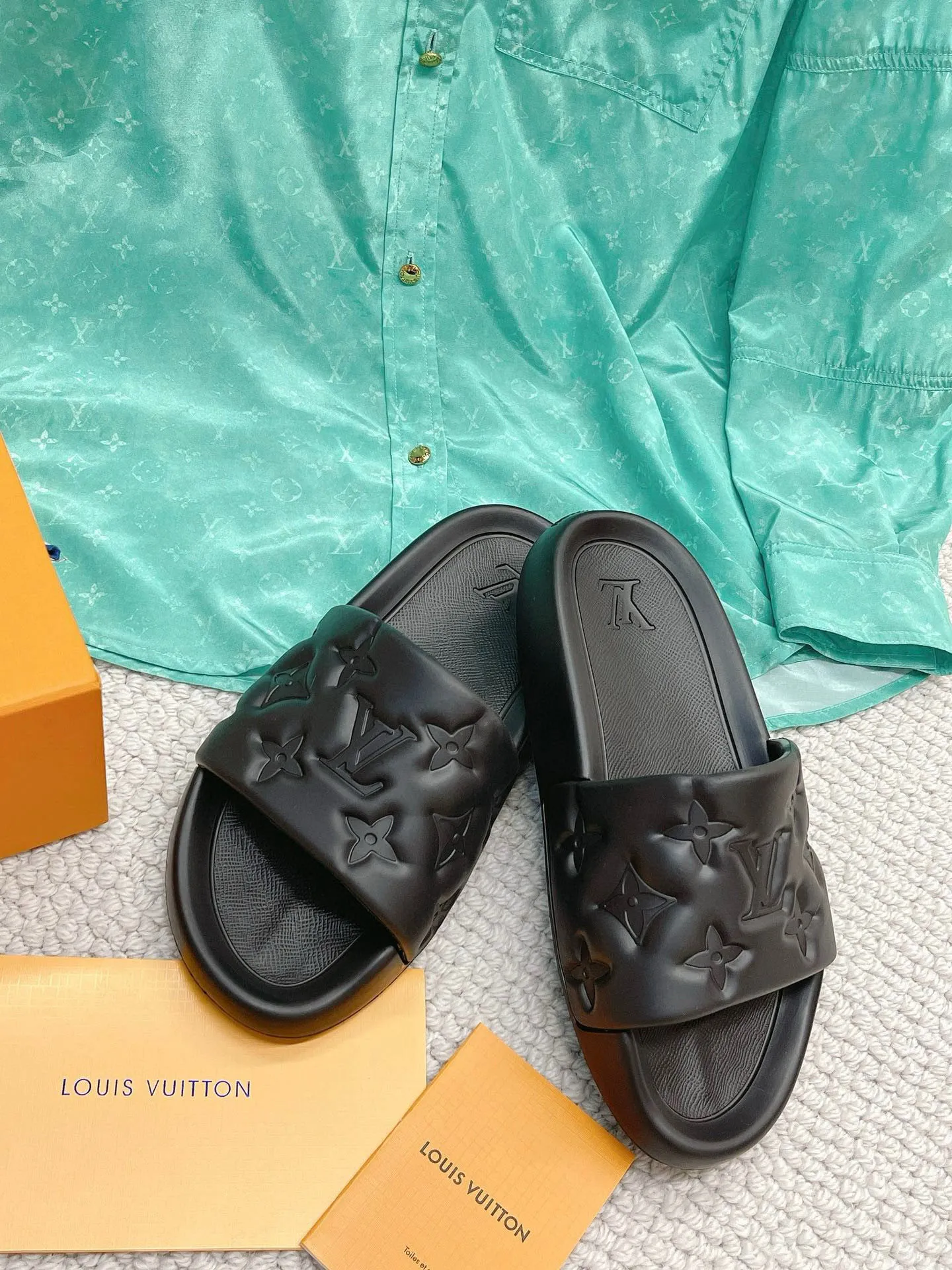 Factory price: 260💰【𝐋𝐕 Slippers】▪️Shoe size: Men's 38-45 ▪️Packaging: Counter top quality~original packaging 𝟐𝟎𝟐3 Louis Vuitton counter's new embossed slippers, L's monogram embossed slippers, Waterfront sandals are back, the upper buckle is embossed with LV's iconic Monogram pattern. Made of waterproof rubber with a comfortable and resilient insole. The lightweight, flexible outsole is embossed with the Louis Vuitton logo. ▪️Fabric: Original molded rubber foam surface ▪️Technology: embossed logo ▪️Sole: Original molded rubber foam outsole ▪️Sole thickness: 3CM.